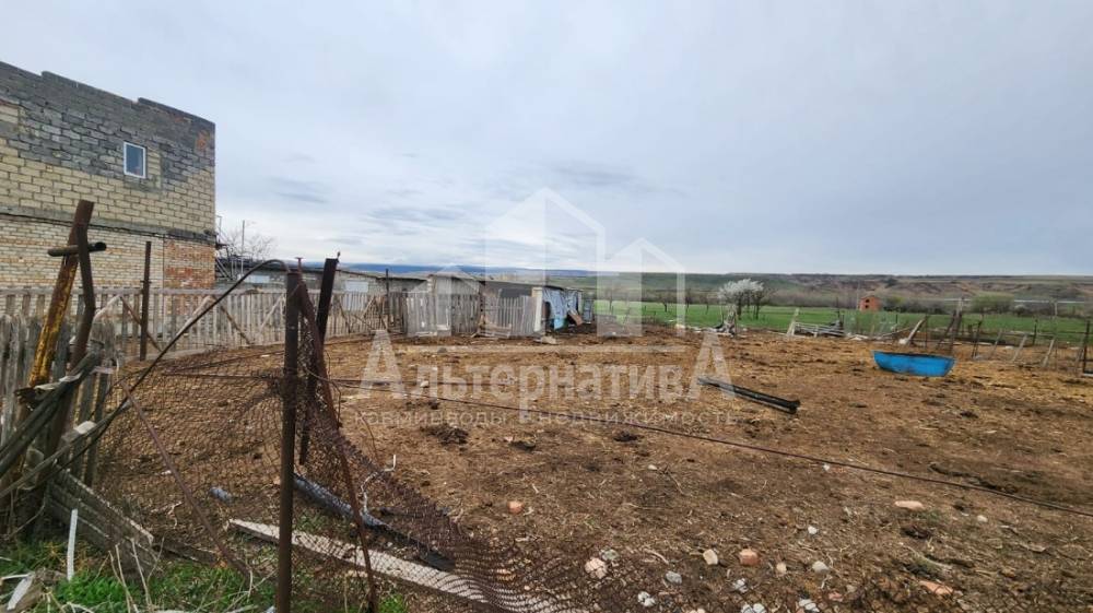 Ставропольский край, Кисловодск, пос.Мирный, СТ Вишнёвый сад; Участок на участке 4 сот.