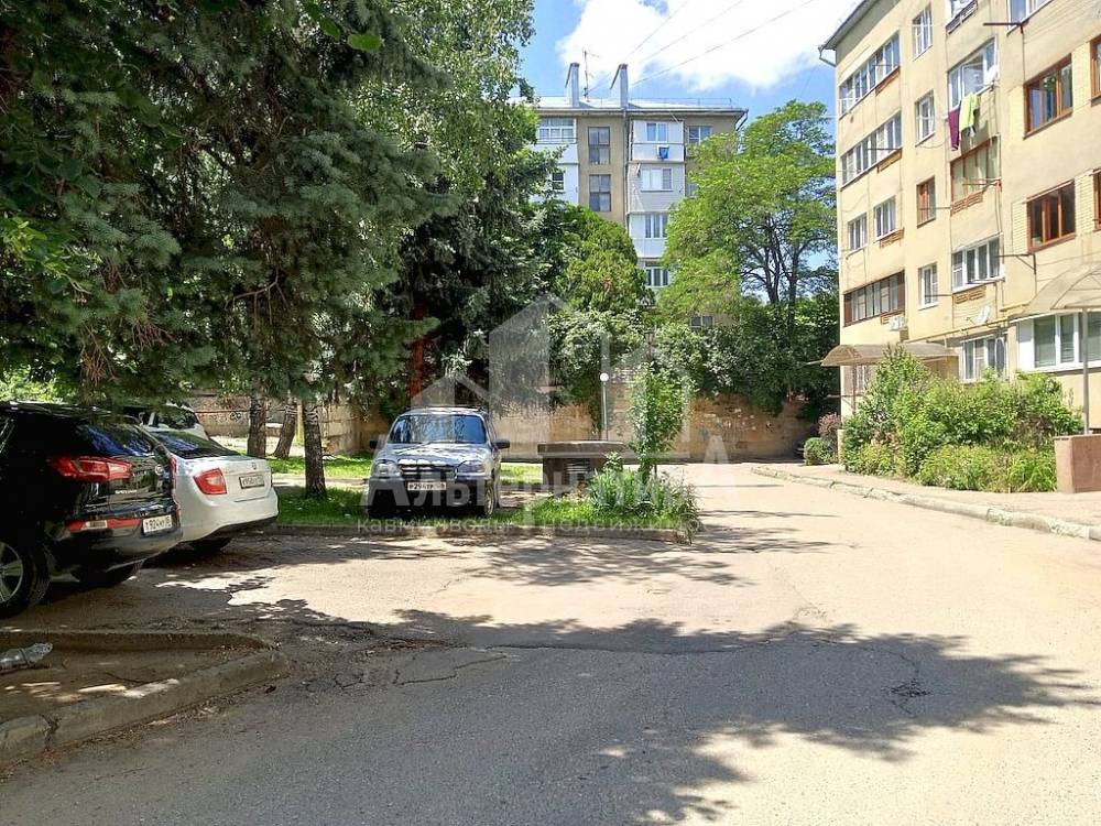 двор