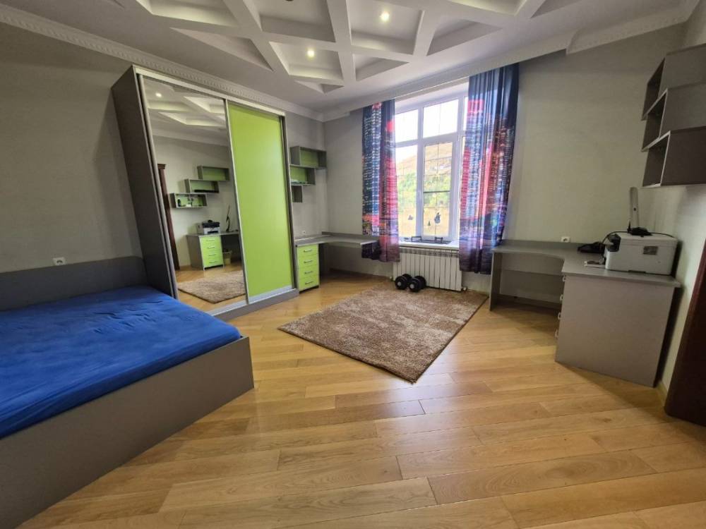 photo_5278780816039736454_y