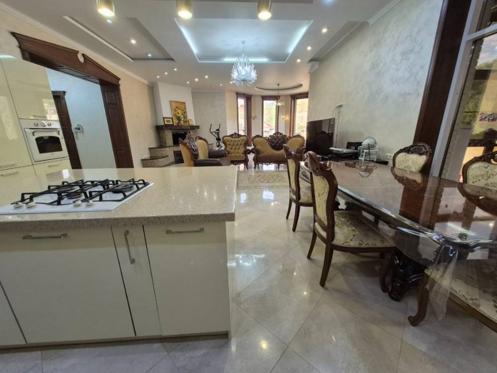 photo_5278780816039736440_y