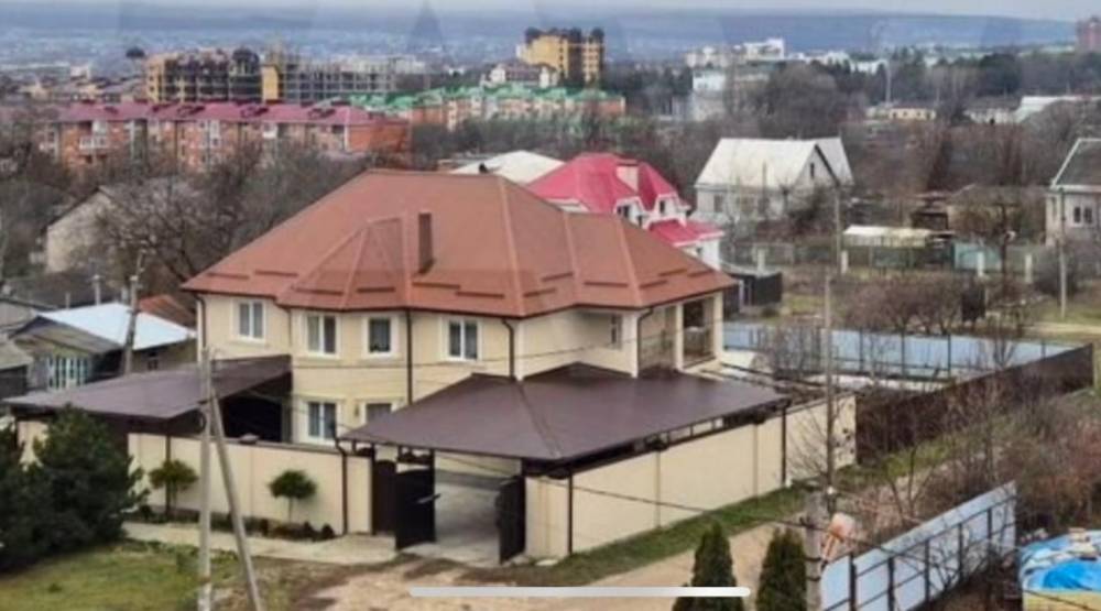 Ставропольский край, Ессентуки, ст. Ессентукская, Высокая ул.; Дом 244м² на участке 8 сот. 2 эт.