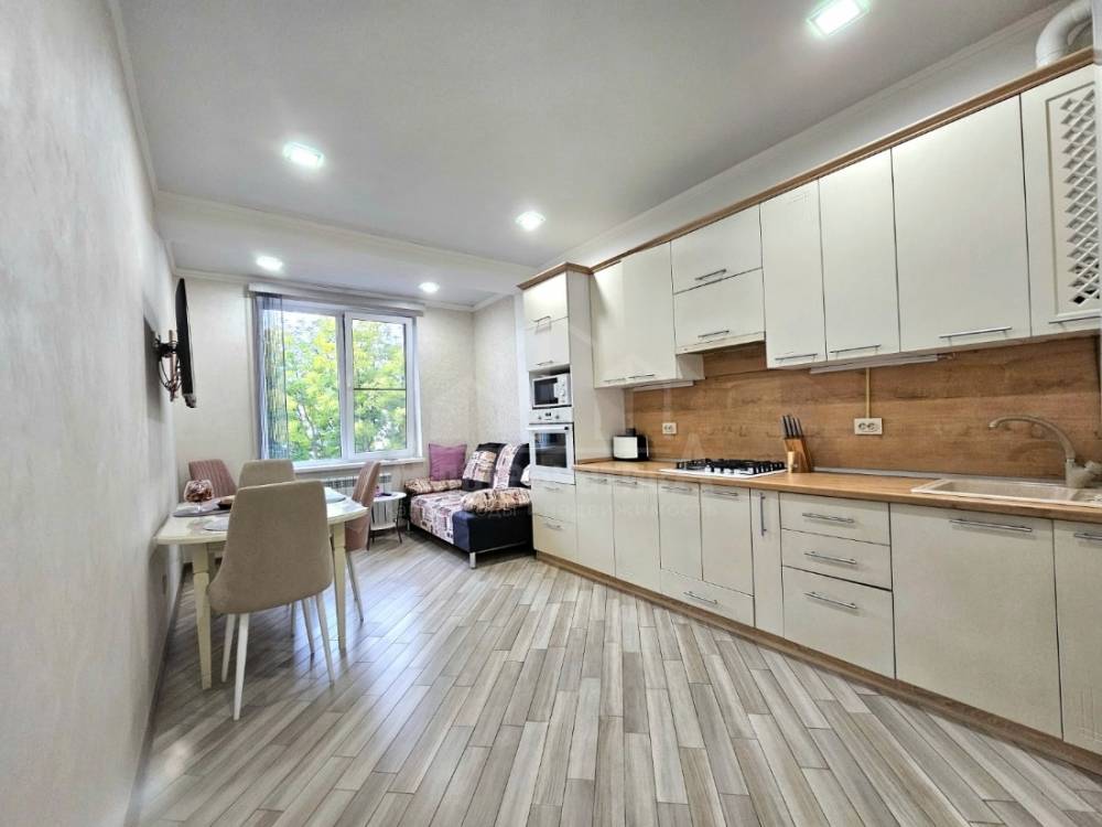 Ставропольский край, Кисловодск, Рынок, 40 лет Октября ул.; Квартира 52м² 4/4 эт.