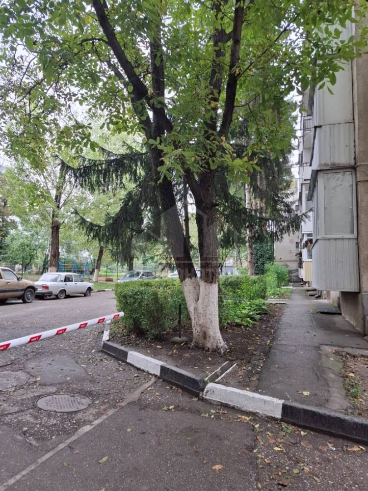 закрытый двор. въезд через шлагбаум