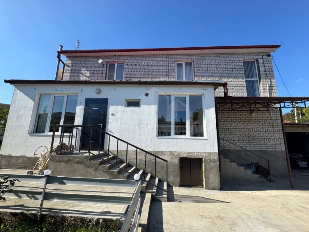 Ставропольский край, Кисловодск, пос.Аликоновка, Садовая; Дом 270м² на участке 6 сот. 2 эт.