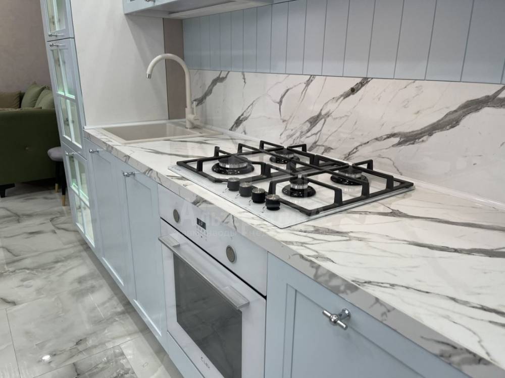 photo_5273819394373444372_y