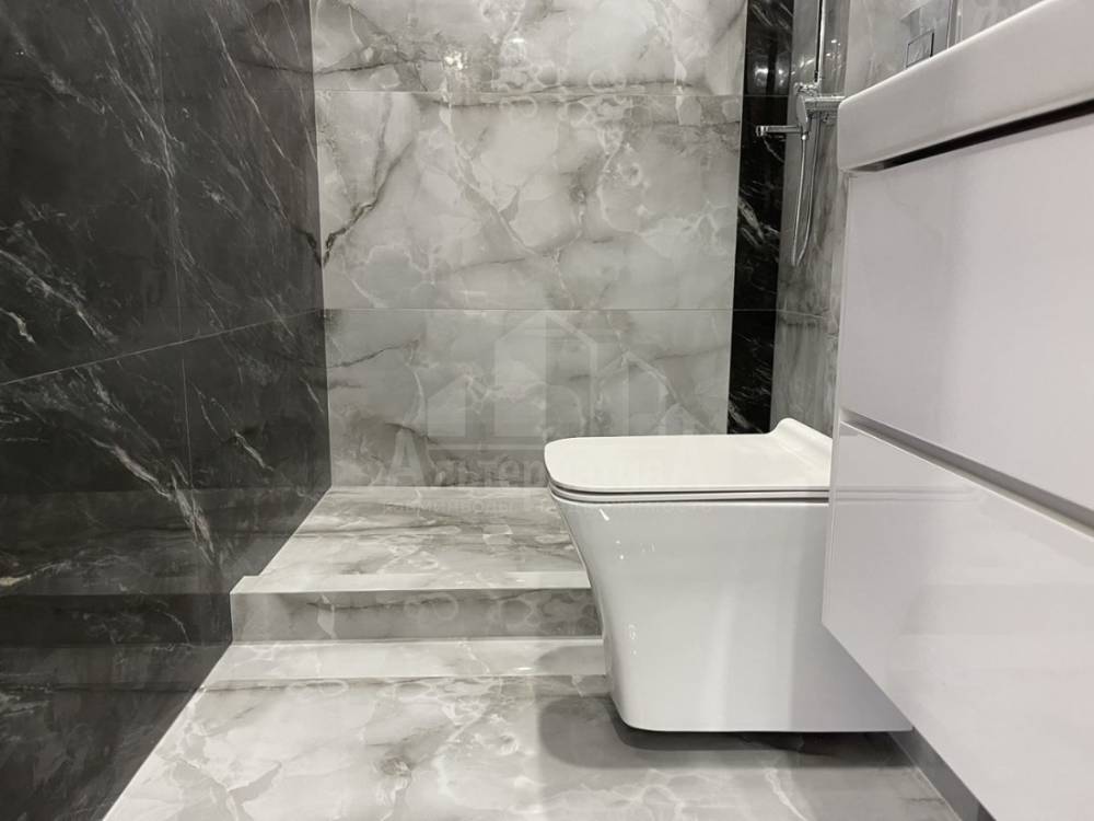 photo_5273819394373444376_y