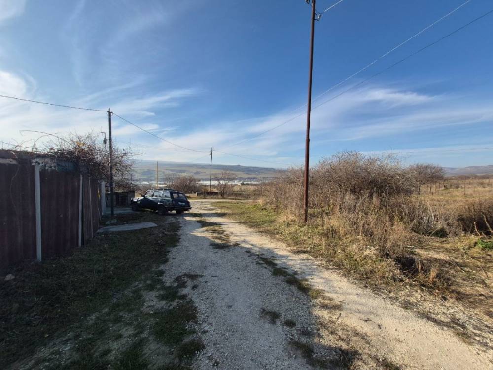 photo_5271517755763003311_y