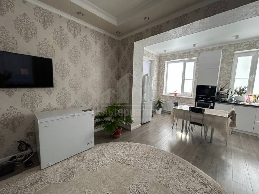 photo_5262845890374864115_y