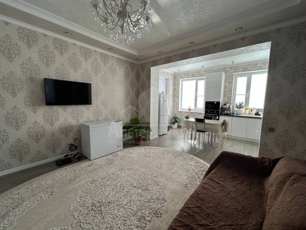 photo_5262845890374864117_y