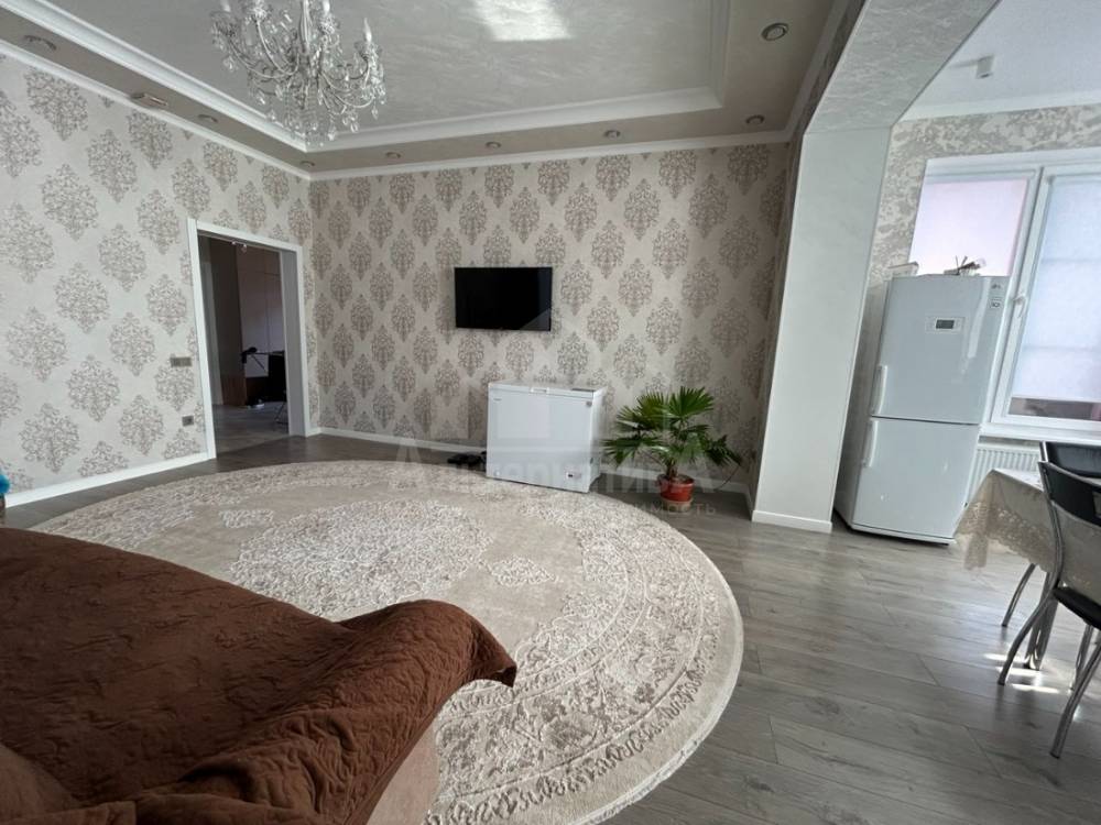 photo_5262845890374864118_y