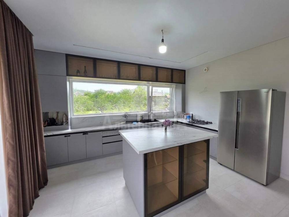 photo_5289844338265362084_y