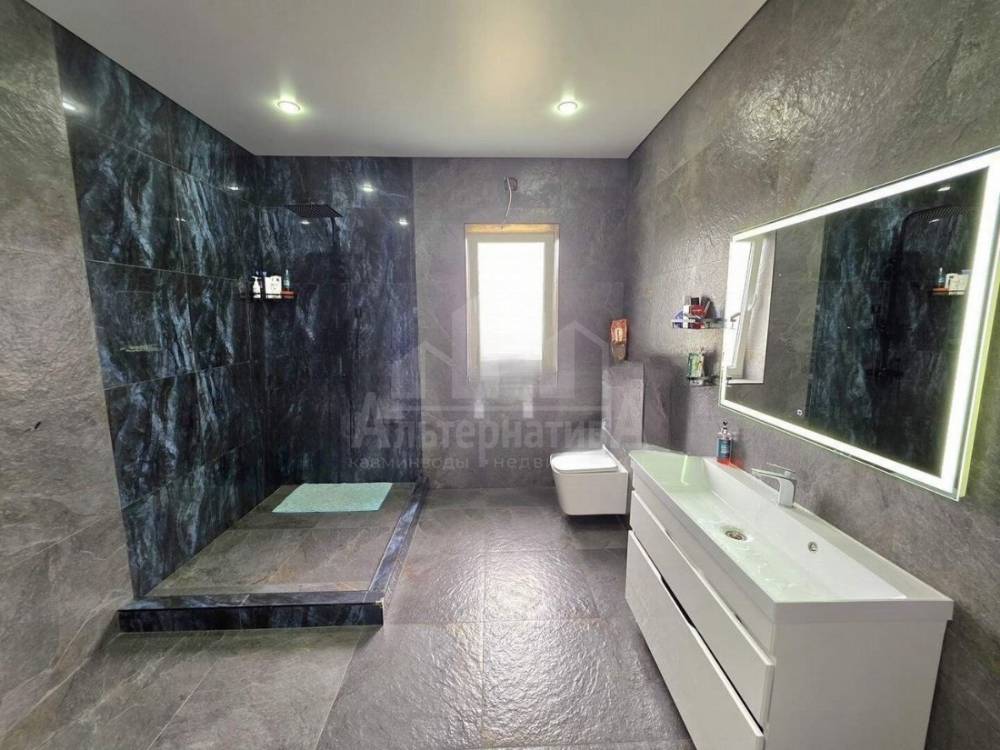 photo_5289844338265362097_y