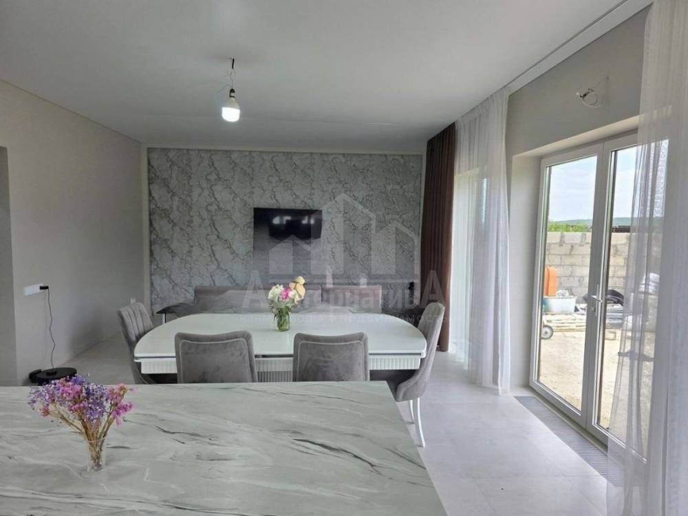 photo_5289844338265362090_y