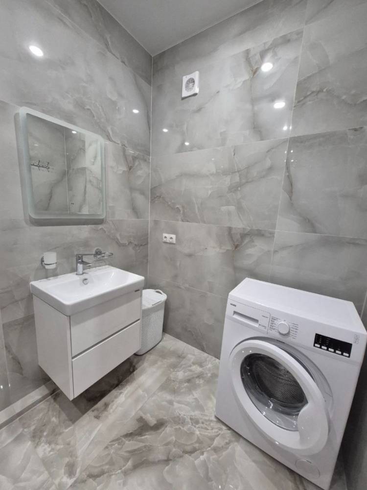 photo_5344031900529527654_y