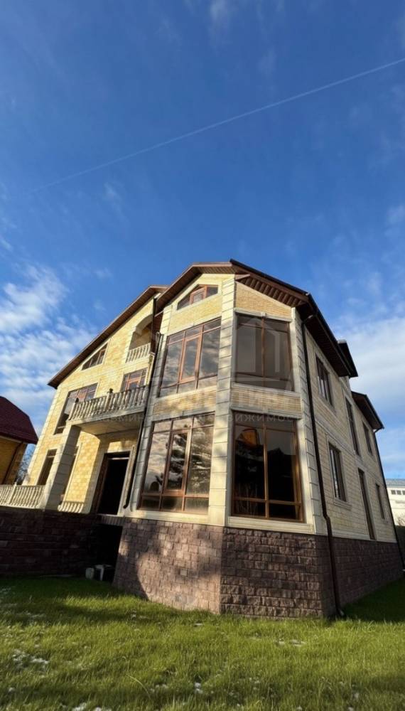 Ставропольский край, Пятигорск, Квартал 300, Нежнова ул.; Дом 520,90м² на участке 9 сот. 3 эт.