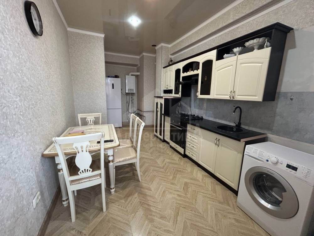 photo_5258352353855869931_y