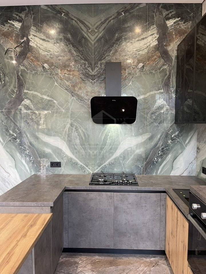 photo_5273908368919696862_y