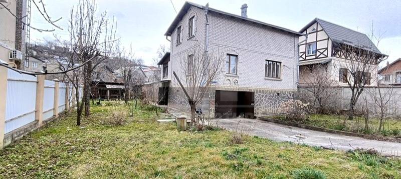 Ставропольский край, Кисловодск, пос.Луначарский, Трудовой пер.; Дом 100м² на участке 7 сот. 2 эт.