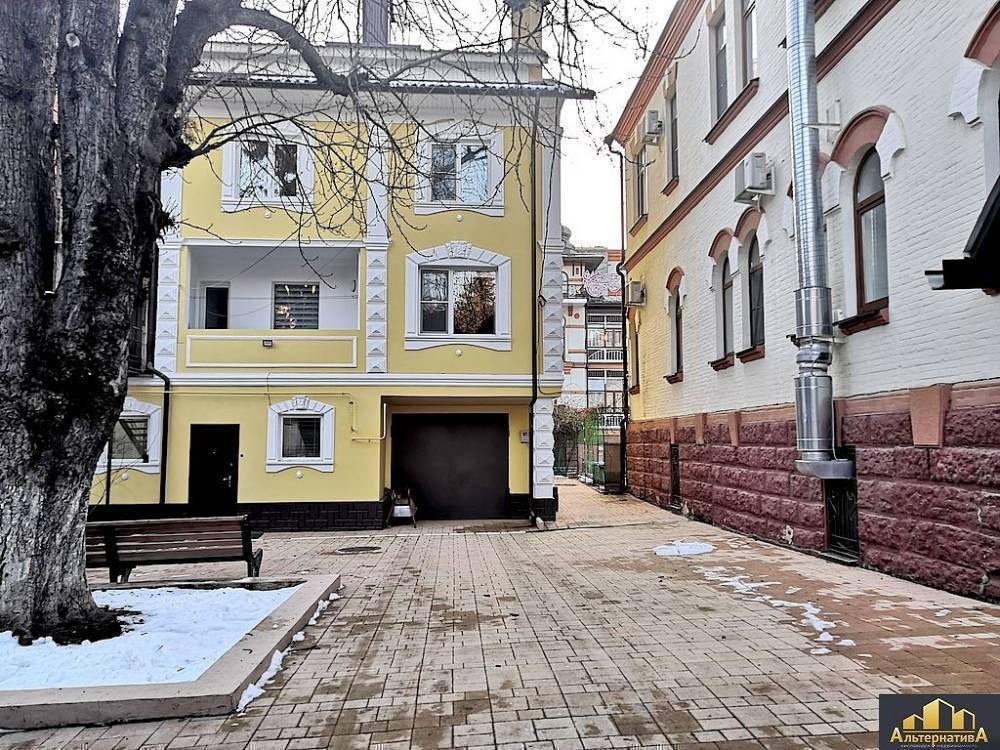 Ставропольский край, Кисловодск, Курортная зона, Солженицына ул.; Дом 222,90м² на участке 2,50 сот. 3 эт.